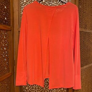 🚺 GapFit Breathe salmon split back workout  top